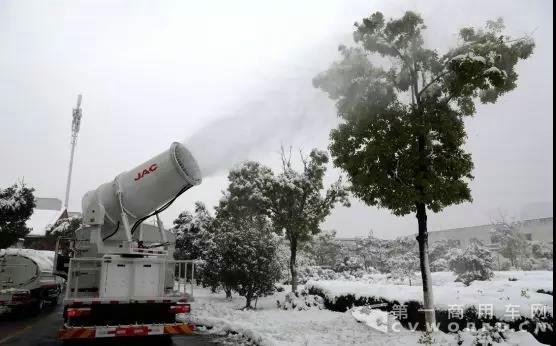 暴雪之后一戰(zhàn)成名！深入了解江淮汽車的除雪多面手1.jpg