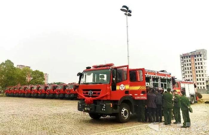 中國智造原廠四門消防車首批交付消防部門.jpg