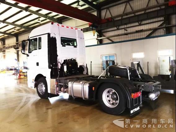 40輛百世快遞車(chē)——汕德卡 C7H 4X2智能卡車(chē)下線1.jpg