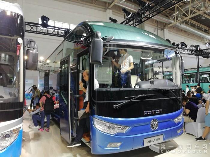 福田可搭載康明斯ISGe320動力的歐輝BJ6122雙風(fēng)擋城間客車2.jpg