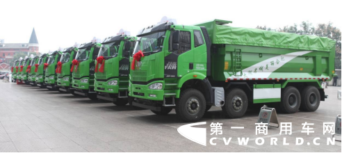 產(chǎn)品稿：新J6P 8×4 短軸距渣土車 輕自重 短軸距 城市渣土運輸新趨勢114.png