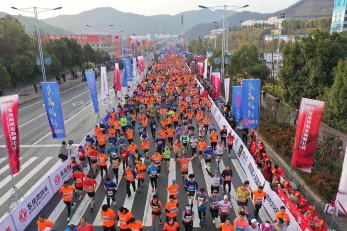 為慶祝新中國成立70周年，十堰建市、東風公司成立50周年，南水北調中線工程通水5周年，12月1日，東風天龍·2019南水北調馬拉松湖北站在十堰市正式開跑。