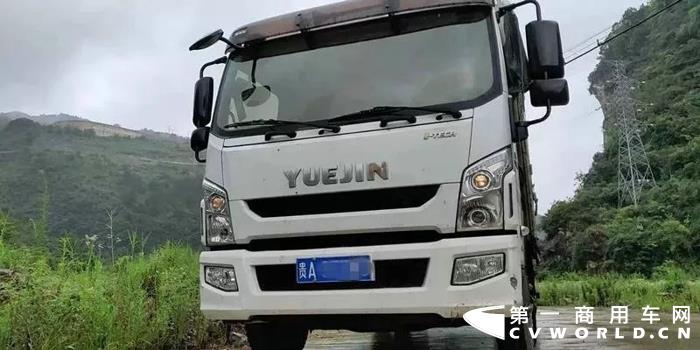 ?貴陽(yáng)車主小伍，畢業(yè)后參加工作，覺(jué)得每天按部就班的生活很無(wú)趣。崇尚自由的他，在辭職之后選擇了卡車生活。本期文章有幸邀請(qǐng)到了小伍接受采訪，以下大部分內(nèi)容均來(lái)自小伍口述。