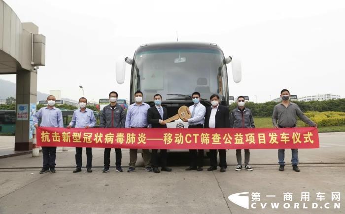 3月26日，金旅CT健康體檢車正式交付，廈門金龍旅行車有限公司總經(jīng)理彭東慶將代表車輛的金鑰匙交付到上海電氣寧波康達凱能醫(yī)療科技有限公司副總經(jīng)理范欽文手上。