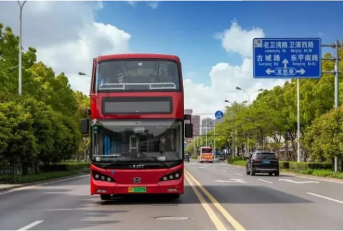 2020年6月17日，工業(yè)和信息化部公示了《道路機(jī)動車輛生產(chǎn)企業(yè)及產(chǎn)品公告》（第334批），在車輛新產(chǎn)品公示清單中，一款全新造型的純電動低地板雙層城市客車引起廣泛關(guān)注。這便是來自比亞迪的BYD6120BD1EV1雙層巴士，這也是比亞迪首款三軸純電動雙層巴士。