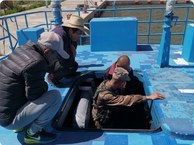 近日，上柴服務(wù)團(tuán)隊赴祖國邊疆班公湖，對享有盛名的“西海艦隊”巡邏艇配套上柴8D發(fā)動機(jī)進(jìn)行檢查維護(hù)。