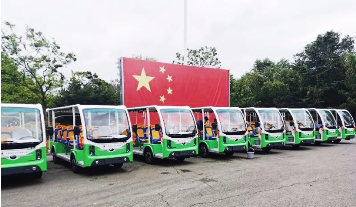 純觀光車以鋰電池為動力源，通過電機驅(qū)動車輪行駛的，專為旅游景區(qū)、公園、大型游樂園、封閉社區(qū)、校園、花園式酒店、度假村、別墅區(qū)、城市步行街、港口等區(qū)域開發(fā)的自駕游，區(qū)域巡邏，代步專用的環(huán)保型電動觀光車。