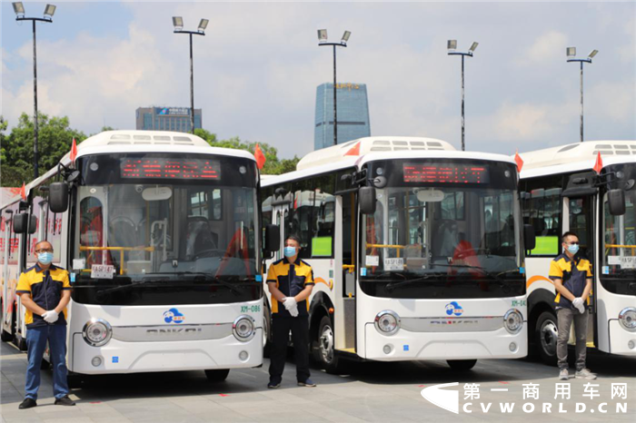 7月23日上午，“守初心·擔使命·保安全·便民行”便民公交車交付儀式在廣州白云國際會議中心隆重舉行。廣州市公安局交警支隊，廣州市交通運輸行業(yè)黨委，廣州市工商聯(lián)、非公黨委，各區(qū)預聯(lián)辦、交通局及街道村社，新穗巴士，安凱客車相關(guān)領(lǐng)導出席活動。