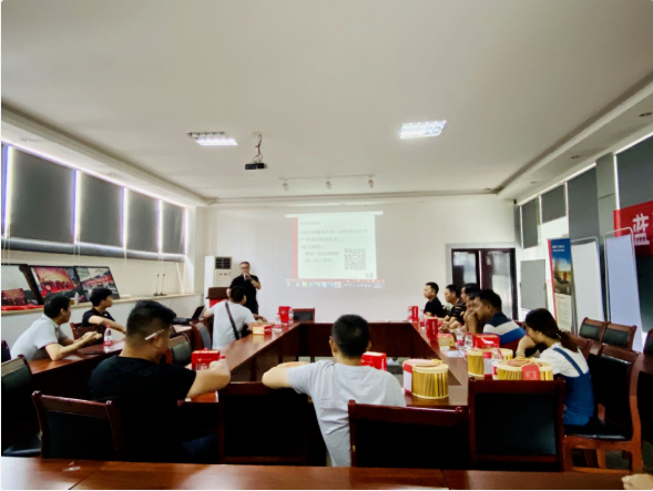 7月5號在重慶中集物流園內(nèi)，迎來了突破性的時刻，重慶港口下屬某物流公司喜提11臺東風(fēng)新疆D7系列卡車，這也是東風(fēng)康明斯 ISZ發(fā)動機(jī)首次交付重慶港口使用。D7系列卡車一經(jīng)亮相，就引來了不一樣的期待和目光，其搭載的東風(fēng)康明斯動力在前期的使用和監(jiān)測當(dāng)中也取得了不俗的表現(xiàn)，在油耗、性價比、車輛自重等方面也非常出眾，受到了客戶的青睞。