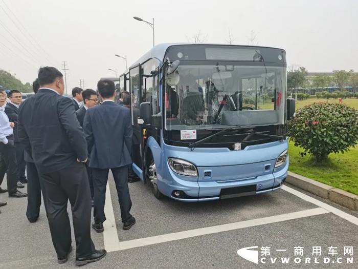 2020年10月29日，重慶交通開投集團(tuán)總經(jīng)理吳家宏一行赴中車電動參觀調(diào)研，深入總裝車間、實(shí)驗(yàn)中心，重點(diǎn)考察中車電動產(chǎn)品生產(chǎn)、試驗(yàn)檢測、智能網(wǎng)聯(lián)技術(shù)等領(lǐng)域的發(fā)展情況。中車電動總經(jīng)理劉凌陪同調(diào)研。