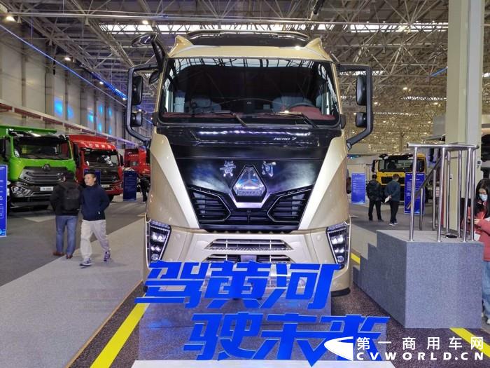 重汽黃河X7 4×2牽引車，搭載重汽MC13H發(fā)動機，國六.jpg