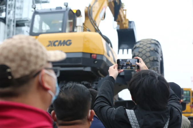 浦江奔涌，東方潮闊。11月24日，第十屆bauma CHINA 2020在上海新國際博覽中心拉開大幕。在世界疫情仍然肆虐，全球經(jīng)濟(jì)形勢嚴(yán)峻的背景下，上海寶馬展以專業(yè)化、全球性、高規(guī)格的工程機(jī)械盛會，展現(xiàn)中國智慧，也為世界經(jīng)濟(jì)注入力量與信心。