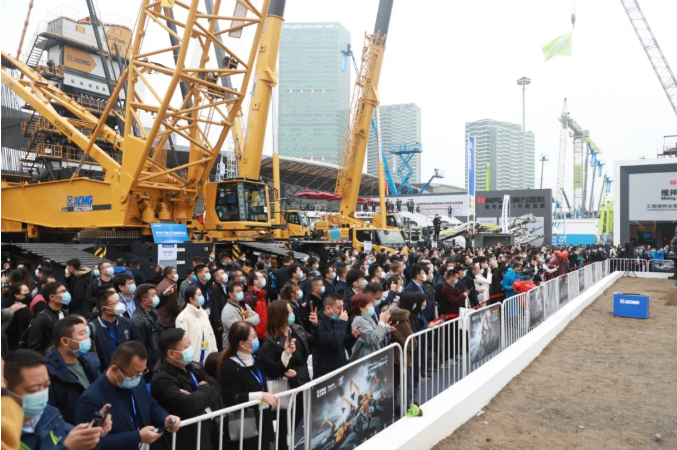 浦江奔涌，東方潮闊。11月24日，第十屆bauma CHINA 2020在上海新國際博覽中心拉開大幕。在世界疫情仍然肆虐，全球經(jīng)濟形勢嚴峻的背景下，上海寶馬展以專業(yè)化、全球性、高規(guī)格的工程機械盛會，展現(xiàn)中國智慧，也為世界經(jīng)濟注入力量與信心。