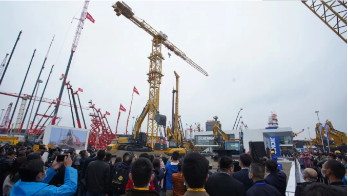 浦江奔涌，東方潮闊。11月24日，第十屆bauma CHINA 2020在上海新國際博覽中心拉開大幕。在世界疫情仍然肆虐，全球經(jīng)濟(jì)形勢嚴(yán)峻的背景下，上海寶馬展以專業(yè)化、全球性、高規(guī)格的工程機(jī)械盛會，展現(xiàn)中國智慧，也為世界經(jīng)濟(jì)注入力量與信心。