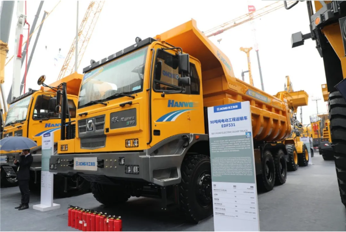 bauma CHINA 2020，新技術(shù)、黑科技“后浪奔涌”，匠心智造新品“揭開(kāi)面紗”，徐工機(jī)械軍團(tuán)霸氣盡顯，展期已過(guò)半，熱度再升級(jí)。