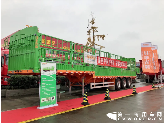 12月4日，中集車輛園成都園區(qū)第九屆購車節(jié)——中集先鋒系列精品展在中集車輛園成都園區(qū)拉開帷幕。本次車展持續(xù)至12月6日，展出的4臺掛車先鋒系列精品車型位居中集車輛園成都園區(qū)的核心位置，充分展示燈塔工廠、先鋒產(chǎn)品、先鋒門店等核心元素。