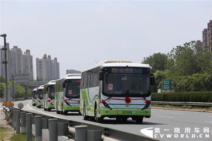 12月5日，上海汽車集團(tuán)股份有限公司（以下簡(jiǎn)稱“上汽集團(tuán)”）公布2020年11月產(chǎn)銷快報(bào)。快報(bào)顯示，11月份，上汽集團(tuán)銷售各類汽車643928輛，同比增長(zhǎng)10.65%；生產(chǎn)各類汽車659608輛，同比增長(zhǎng)8.32%。1-11月，上汽集團(tuán)累計(jì)銷售汽車4853875輛，同比下降12.39%；累計(jì)生產(chǎn)汽車4799865 輛，同比下降13.36%。