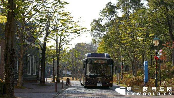 近日，比亞迪向日本長崎豪斯登堡主題公園陸續(xù)交付了一批純電動巴士。這是長崎的首批純電動巴士，也是繼交付東京上野動物園J6電動巴士后，比亞迪再度與日本大型公園在綠色接駁解決方案上達成高度信賴的合作伙伴關系。