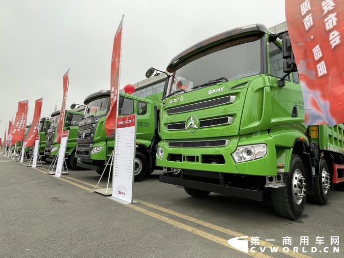 【第一商用車網(wǎng) 原創(chuàng)】國內(nèi)重型自卸車市場，近日又迎來新豪強(qiáng)。3月18日，三一重工在湖南邵陽舉行了一場主題為“318.三箭齊發(fā)”的自卸車新品發(fā)布會(huì)，活動(dòng)的主角，正是三一重工全新打造的全系自卸車產(chǎn)品。這次活動(dòng)的成功舉辦，也吹響了三一重工全面進(jìn)入國內(nèi)重型自卸車市場的號(hào)角。