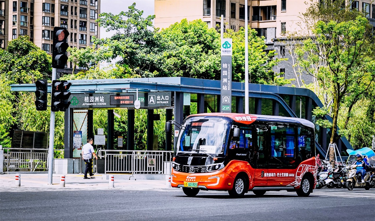 金旅客車推送的參評車型經(jīng)過中國客車網(wǎng)讀者票選以及專家評委會的專業(yè)評審，從近百款參評車型中脫穎而出，摘得影響中國客車業(yè)2020-2021年度“微公交客車之星”、“燃料電池客車示范之星”、“健康防疫客車之星”、“中國客車海外市場菲律賓之星”四項殊榮。