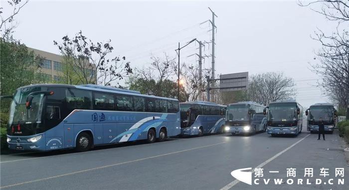 近日，福田歐輝BJ6132城間客車批量交付杭州國(guó)通旅游客運(yùn)有限公司（以下簡(jiǎn)稱：杭州國(guó)通）以及杭州聯(lián)眾客運(yùn)有限公司（以下簡(jiǎn)稱：杭州聯(lián)眾），助力杭州的旅游市場(chǎng)更快復(fù)蘇，先人一步搶占“五一旅游黃金周”。