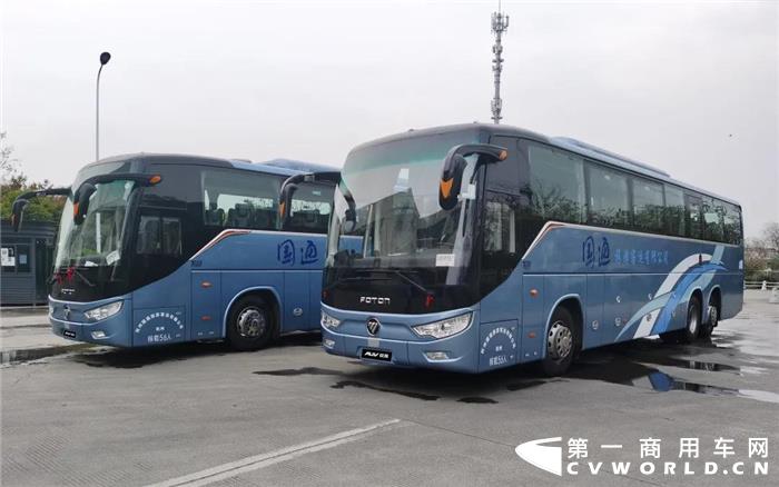 近日，福田歐輝BJ6132城間客車批量交付杭州國(guó)通旅游客運(yùn)有限公司（以下簡(jiǎn)稱：杭州國(guó)通）以及杭州聯(lián)眾客運(yùn)有限公司（以下簡(jiǎn)稱：杭州聯(lián)眾），助力杭州的旅游市場(chǎng)更快復(fù)蘇，先人一步搶占“五一旅游黃金周”。