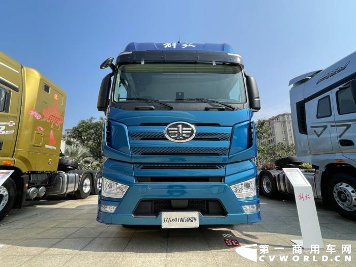 解放J7 6x4 LNG牽引車.jpg