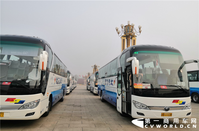 【第一商用車網(wǎng) 原創(chuàng)】2021年3月，在客車市場(chǎng)回暖、影響力總分大幅提升的助力下，“新能源客車第一影響力”格局卻沒(méi)有太大變化。3月的榜單排名，除了二、三名和八、九名的得主相比2月互換了位置，其余名次竟是絲毫未變。其中，宇通客車以364分的成績(jī)排名第一；中車電動(dòng)以276分的成績(jī)奪得升至亞軍，比亞迪以255分的成績(jī)排名第三。