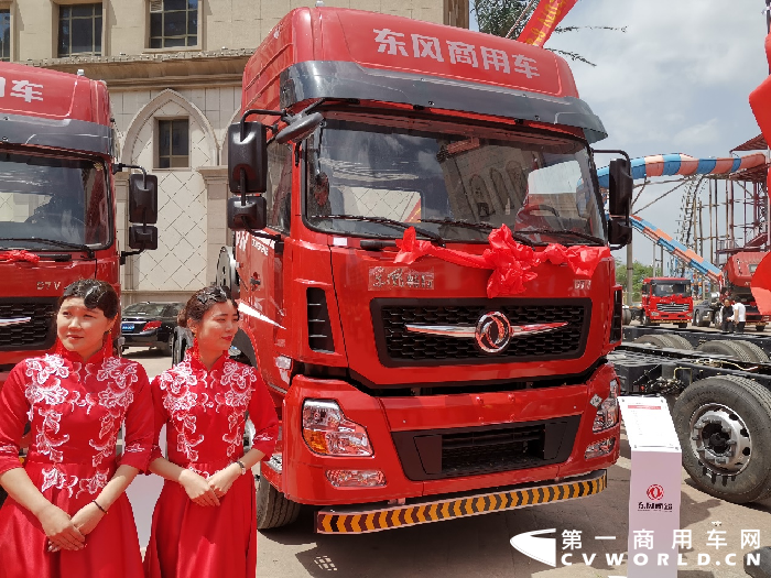 【第一商用車網(wǎng)  原創(chuàng)】4月28日，以“開疆致富唯拓行 一路暢行奔小康”為主題的東風商用車新疆有限公司全系列國六產(chǎn)品推介會來到山西臨汾?，F(xiàn)場，臨汾卡友高朋滿座，并踴躍購車。