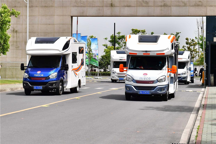 4月29日，一支由百輛依維柯房車(chē)組成的“神秘車(chē)隊(duì)”穿越金陵，點(diǎn)燃了南京這座帝王之城的熱情。從中山門(mén)到卡子門(mén)，再?gòu)拈L(zhǎng)江五橋到橋林，一路上，車(chē)陣恢弘，浩浩蕩蕩，市民們紛紛駐足拍照，現(xiàn)場(chǎng)熱鬧非凡。