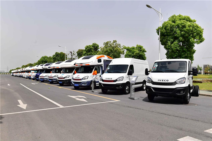 4月29日，一支由百輛依維柯房車組成的“神秘車隊”穿越金陵，點燃了南京這座帝王之城的熱情。從中山門到卡子門，再從長江五橋到橋林，一路上，車陣恢弘，浩浩蕩蕩，市民們紛紛駐足拍照，現(xiàn)場熱鬧非凡。