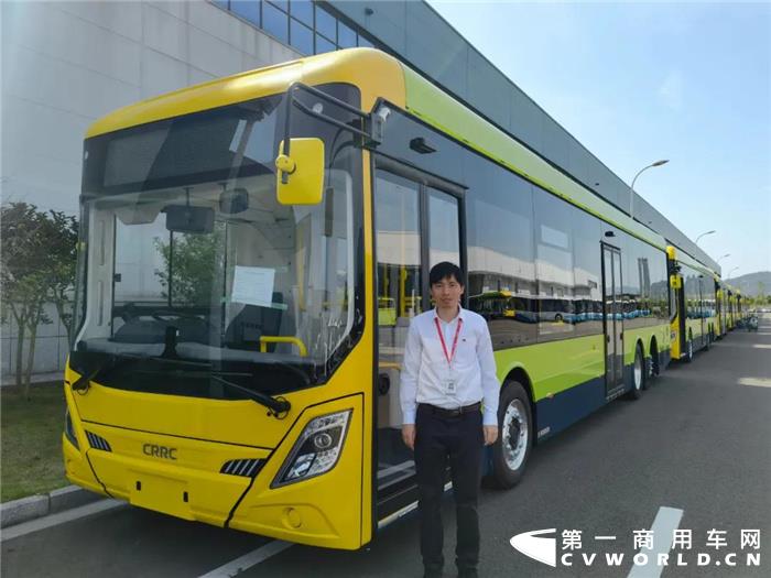 在中車電動子公司——浙江電車，有這樣一個人：他不給自己設限、不貼標簽，在工作中踏實謙遜、勤勉好學。多年來，他堅守共產黨員的初心使命，在平凡的崗位上默默奉獻，憑借著刻苦鉆研的韌勁，從一名普通設計師成長為科研骨干，他就是榮獲寧波市“鄞州銀匠”的韋天勇。 