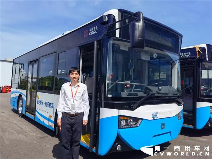 在中車電動子公司——浙江電車，有這樣一個人：他不給自己設限、不貼標簽，在工作中踏實謙遜、勤勉好學。多年來，他堅守共產黨員的初心使命，在平凡的崗位上默默奉獻，憑借著刻苦鉆研的韌勁，從一名普通設計師成長為科研骨干，他就是榮獲寧波市“鄞州銀匠”的韋天勇。 