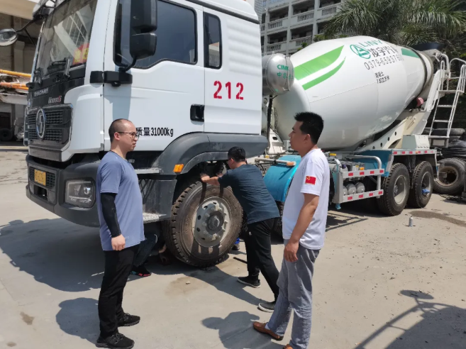 近年來面對激烈的市場競爭，陜汽始終踐行“貼近市場、心系用戶、換位思考、真誠服務(wù)”的貼心服務(wù)理念，2021年初針對細(xì)分產(chǎn)品制定專屬化服務(wù)解決方案，持續(xù)深化“關(guān)注產(chǎn)品全生命周期和客戶運(yùn)營全過程”的工作方針，以為客戶帶來價(jià)值為導(dǎo)向，在“貼心服務(wù)”理念基礎(chǔ)之上，陜汽逐步推出各細(xì)分產(chǎn)品“e+服務(wù)計(jì)劃”，作為行業(yè)內(nèi)首家量身定制服務(wù)解決方案，旨在解決客戶運(yùn)營難題提高運(yùn)營收益的同時(shí)，讓客戶充分體驗(yàn)“e+服務(wù)”，感受“家的溫暖”。