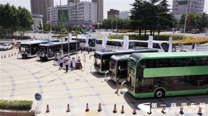 ?在一座充滿現(xiàn)代氣息的城市，一款什么樣的公交車才能與之相稱？宇通再次以順應大勢的洞見與引領未來的遠見，給出了答案。