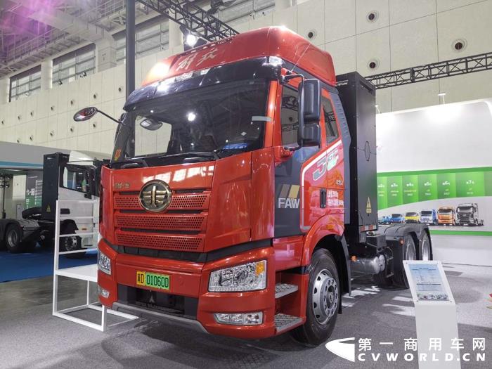 一汽解放J6P 6×4 換電牽引車（充換一體）.jpg