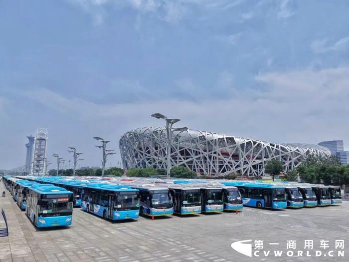 作為中國綠色出行創(chuàng)領者，歐輝客車超千臺新能源客車承擔了百年慶典接駁保障服務工作，以“國典標準”再次高品質(zhì)完成祖國交付的任務。