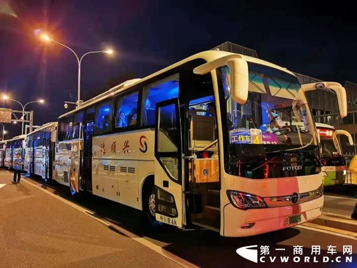 作為中國綠色出行創(chuàng)領者，歐輝客車超千臺新能源客車承擔了百年慶典接駁保障服務工作，以“國典標準”再次高品質(zhì)完成祖國交付的任務。