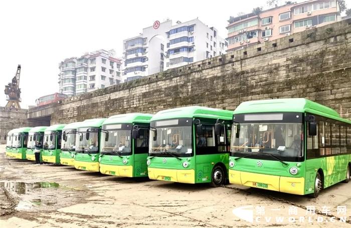 時(shí)光飛逝，半年時(shí)間一晃而過。今年上半年，盡管我國客車市場面對(duì)不利局面，但宇通客車、比亞迪、中車電動(dòng)、中通客車、廈門金龍等企業(yè)在市場上積極開展推廣活動(dòng)，都拿下了不少批量大單，也幫助客車市場逐步復(fù)蘇。