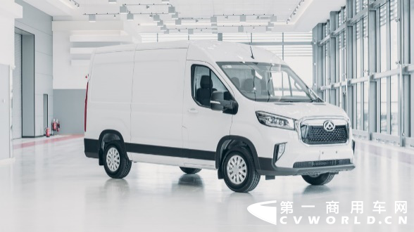 近日，包括上汽大通MAXUS EV30（海外版稱為e DELIVER 3）、EV90（海外版稱為e DELIVER 9）、V90（海外版稱為DELIVER 9）在內(nèi)的逾5000臺(tái)車(chē)輛開(kāi)啟批量出口征程，目的地是英國(guó)、挪威、愛(ài)爾蘭等歐洲發(fā)達(dá)國(guó)家。