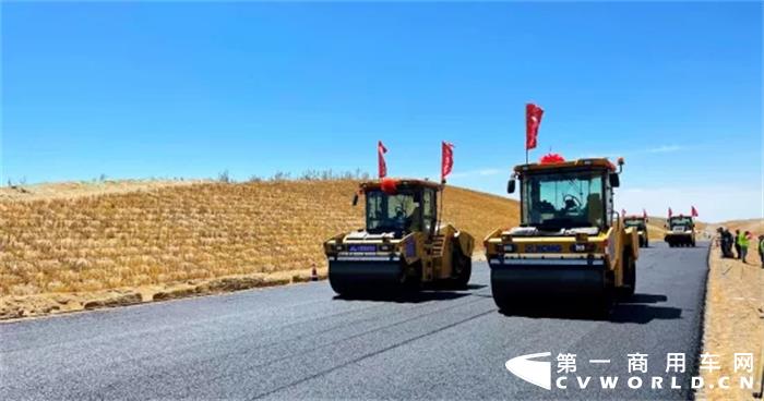 近日，徐工道路機(jī)械組成的無人集群鏖戰(zhàn)新疆首條沙漠高速（S21阿烏高速）的視頻引得網(wǎng)友紛紛點(diǎn)贊。