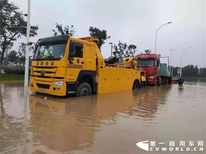 近日，河南多地遭遇極端強(qiáng)降雨造成水位暴漲，交通中斷、人員被困，防汛形勢(shì)十分嚴(yán)峻。