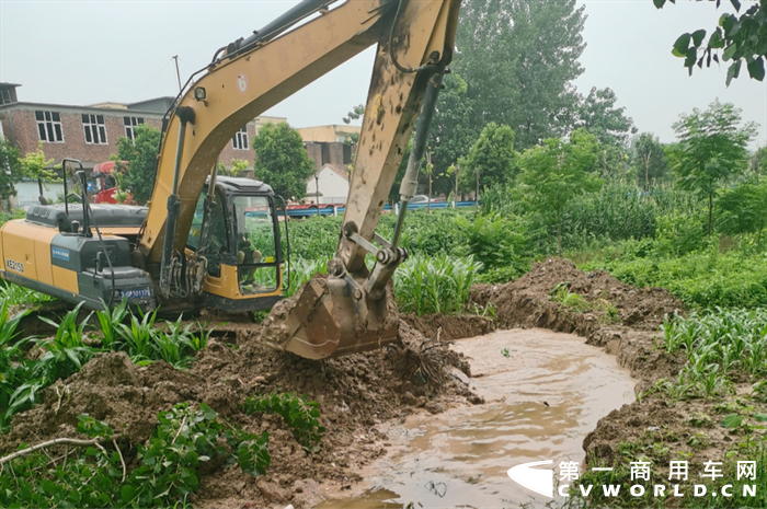 近日，河南多地遭遇極端強降雨造成水位暴漲，交通中斷、人員被困，防汛形勢十分嚴峻。