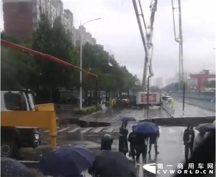 近日，河南多地遭遇極端強(qiáng)降雨造成水位暴漲，交通中斷、人員被困，防汛形勢十分嚴(yán)峻。