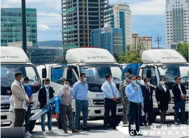 7月28日，福田汽車與蒙古烏蘭巴托市政府25臺環(huán)衛(wèi)車交車儀式在蒙古成吉思汗廣場舉行，這也是雙方通力合作，在克服口岸閉關(guān)、疫情封城等重重困難后圓滿交付。產(chǎn)品將用于蒙古首都九個城區(qū)垃圾清運工作。