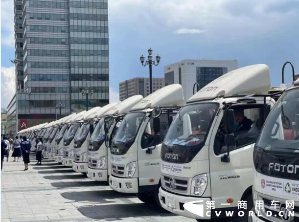 7月28日，福田汽車與蒙古烏蘭巴托市政府25臺環(huán)衛(wèi)車交車儀式在蒙古成吉思汗廣場舉行，這也是雙方通力合作，在克服口岸閉關(guān)、疫情封城等重重困難后圓滿交付。產(chǎn)品將用于蒙古首都九個城區(qū)垃圾清運工作。