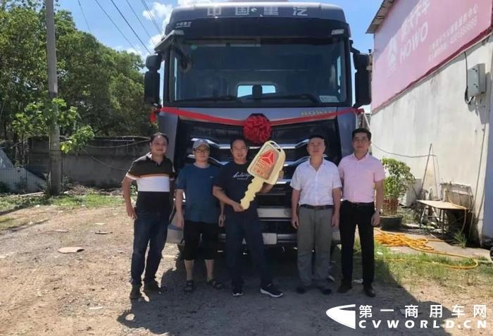 福建首臺豪沃MAX交車了！這臺車由中國重汽福建分公司和三明寰宇汽車銷售有限公司向客戶完成交付，交車當(dāng)日，客戶被MAX威風(fēng)帥氣的顏值、高端可靠的配置、舒適省油的駕駛體驗所折服：“很高興能成為MAX體驗官，我要開著它去掙大錢”！