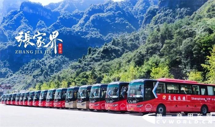 在“中國山水畫的原本”——張家界，無數(shù)旅游客運(yùn)企業(yè)用責(zé)任與擔(dān)當(dāng)，給了游客想要的“詩和遠(yuǎn)方”。那么，張家界的“VIP旅游”是什么樣子的？