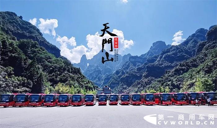 在“中國山水畫的原本”——張家界，無數(shù)旅游客運(yùn)企業(yè)用責(zé)任與擔(dān)當(dāng)，給了游客想要的“詩和遠(yuǎn)方”。那么，張家界的“VIP旅游”是什么樣子的？