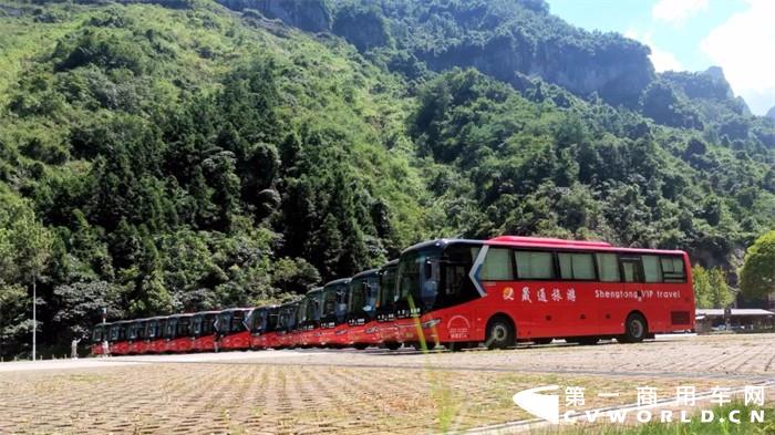 在“中國山水畫的原本”——張家界，無數(shù)旅游客運企業(yè)用責任與擔當，給了游客想要的“詩和遠方”。那么，張家界的“VIP旅游”是什么樣子的？